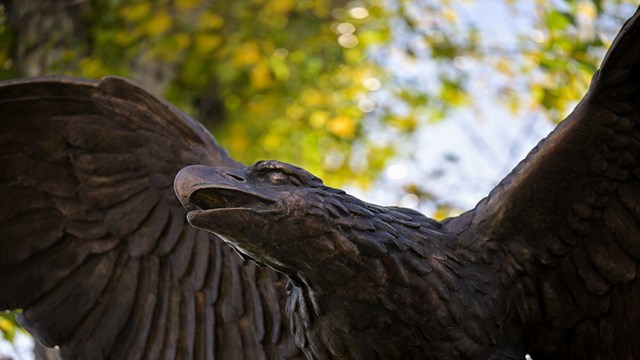 turk-birligini-simgeleyen-tugrul-kusu-heykeli-ankaradaki-macar-buyukelciligi