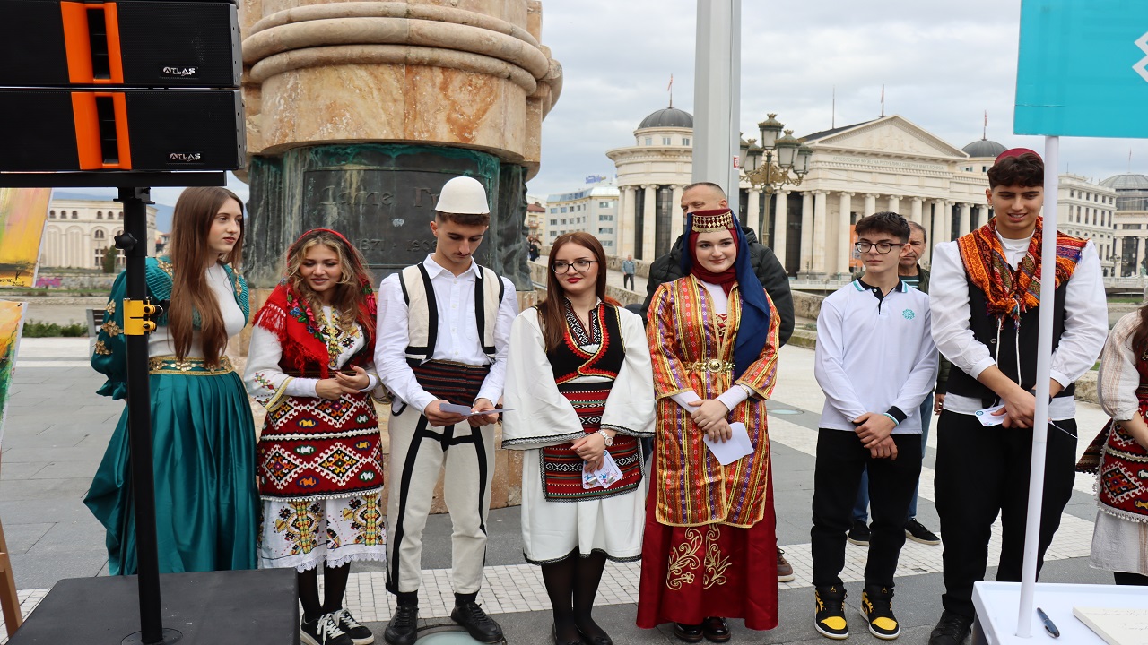 kuzey-makedonyadaki-uluslararasi-maarif-okullari-uluslararasi-hosgoru-gunu-et