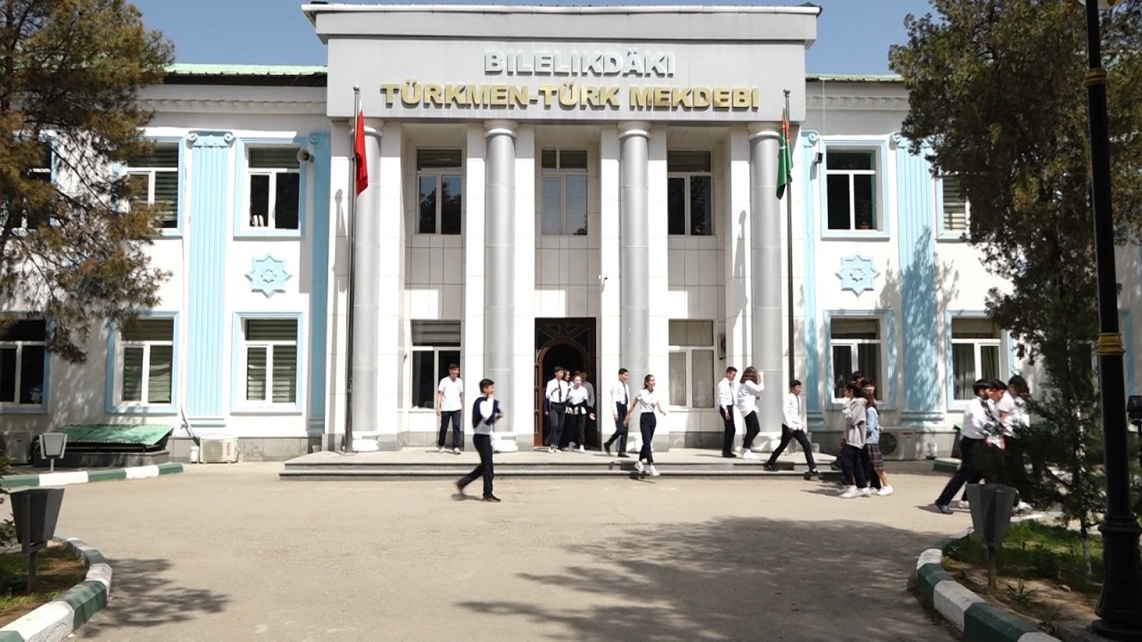 24-kasim-ogretmeler-gunu-askabat-ta-kutlandi