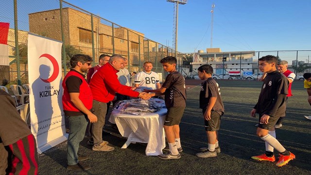 turk-kizilay-kerkuklu-genclere-spor-malzemesi-desteginde-bulundu