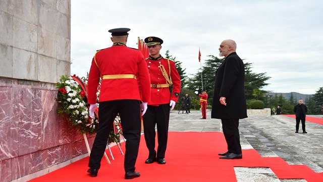 arnavutlukun-fasizmden-kurtulusunun-81-yil-donumu-kutlandi