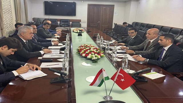 yok-baskani-ozvar-dusanbede-tacikistan-egitim-ve-bilim-bakani-saidzoda-ile-goru