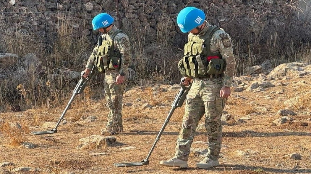 bm-baris-gucunde-yer-alan-kazak-askerler-golan-tepelerindeki-mayinlari-temizli