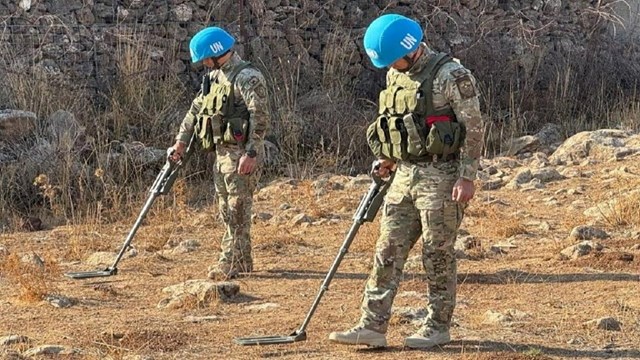 bm-baris-gucunde-yer-alan-kazak-askerler-golan-tepelerindeki-mayinlari-temizli