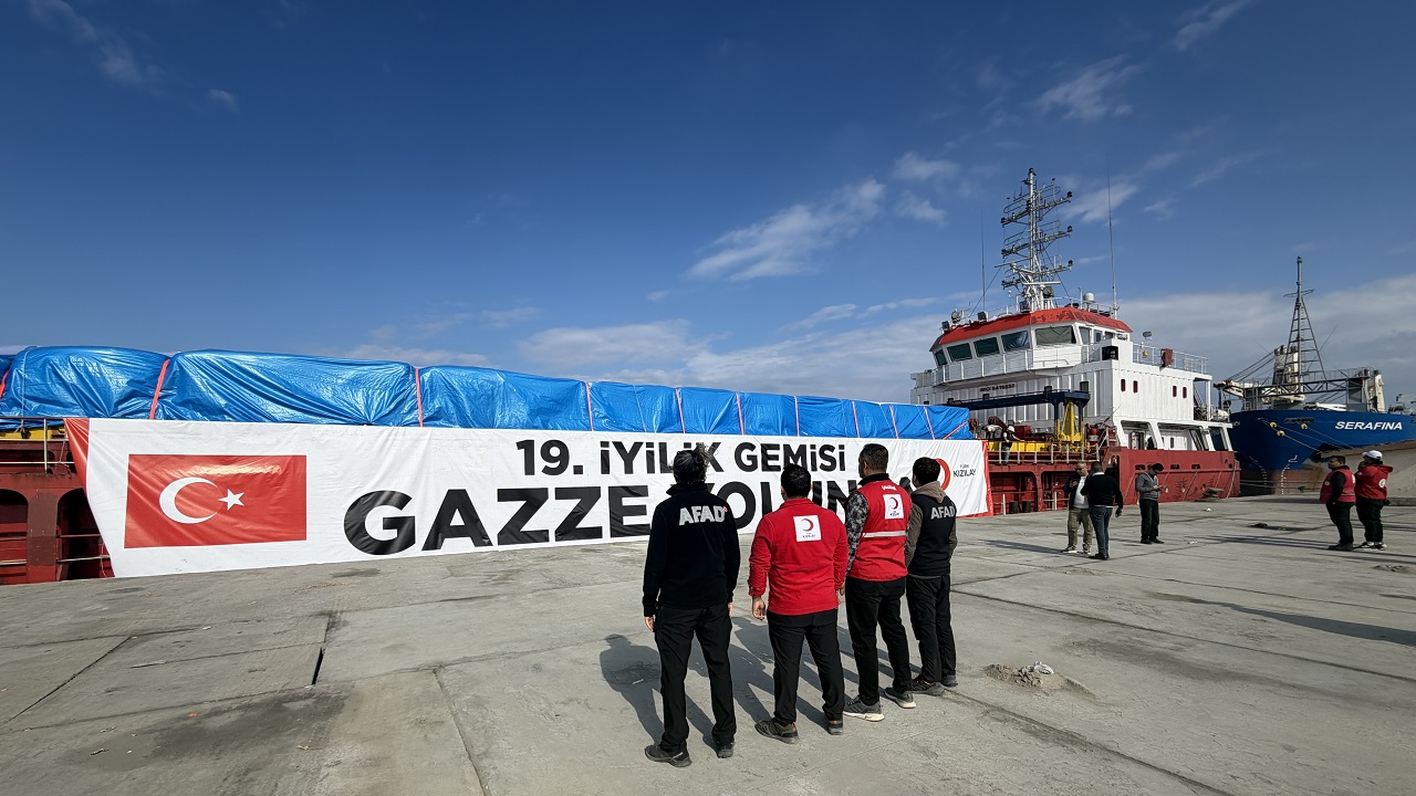 turk-kizilayin-gazze-icin-hazirladigi-19-iyilik-gemisi-misirin-aris-limani