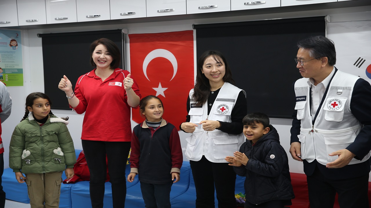turk-kizilay-ve-kore-kizilhaci-hatayda-depremzede-cocuklar-icin-etkinlik-duzenl