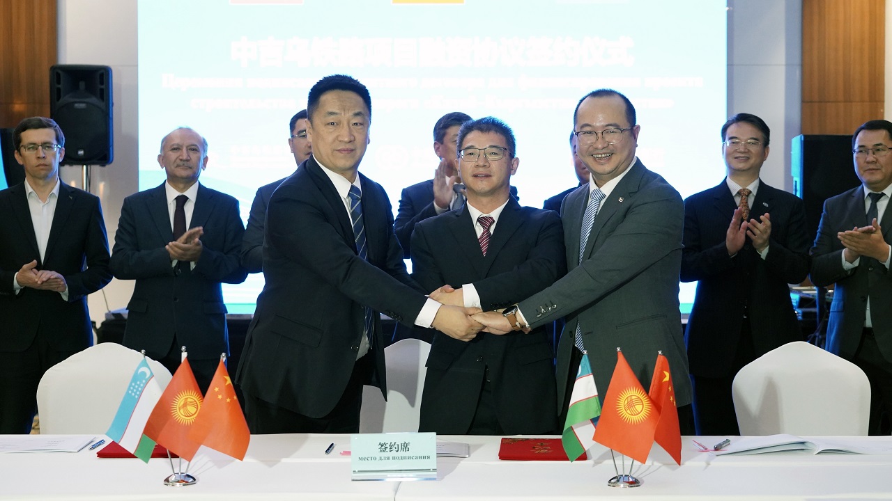 biskekte-cin-kirgizistan-ozbekistan-demir-yolu-insaati-icin-kredi-anlasmasi-imz