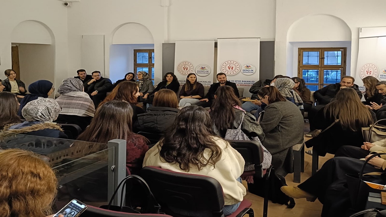 edirnede-universite-ogrencileri-osmanli-gelenegi-helva-sohbetleri-kulturunu-y