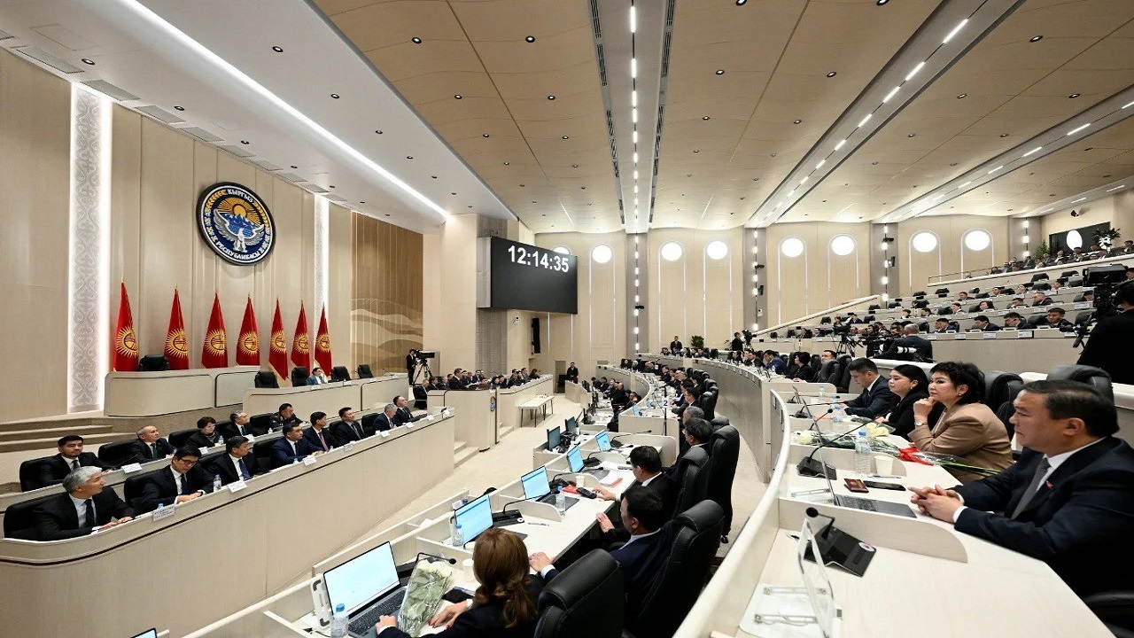 kirgizistan-da-viii-donem-basladi-meclis-yapisi-ve-milletvekili-gruplari-belli