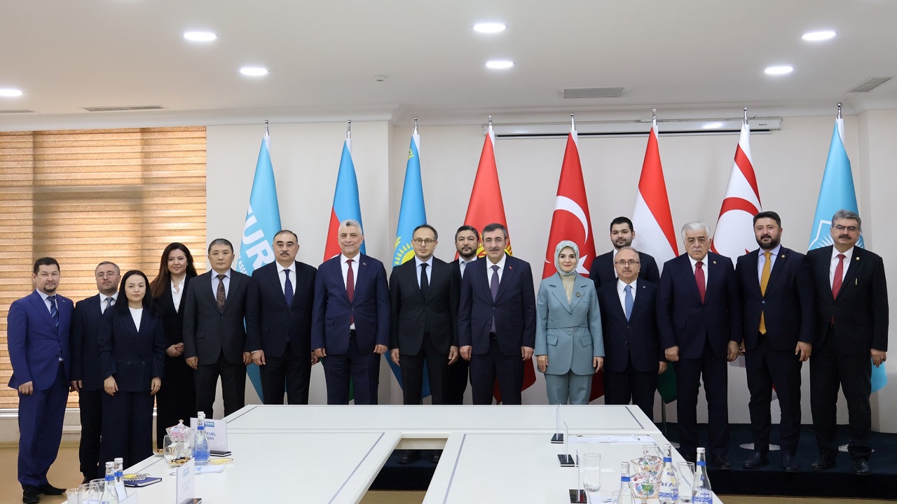 cumhurbaskani-yardimcisi-cevdet-yilmaz-baku-de-turkpa-yi-ziyaret-etti