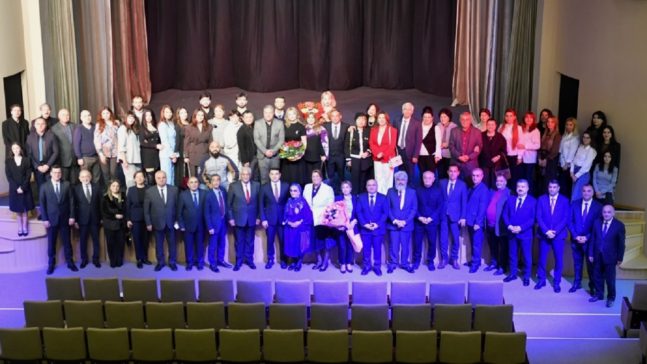 erivan-devlet-azerbaycan-drama-tiyatrosu-yenilenerek-acildi