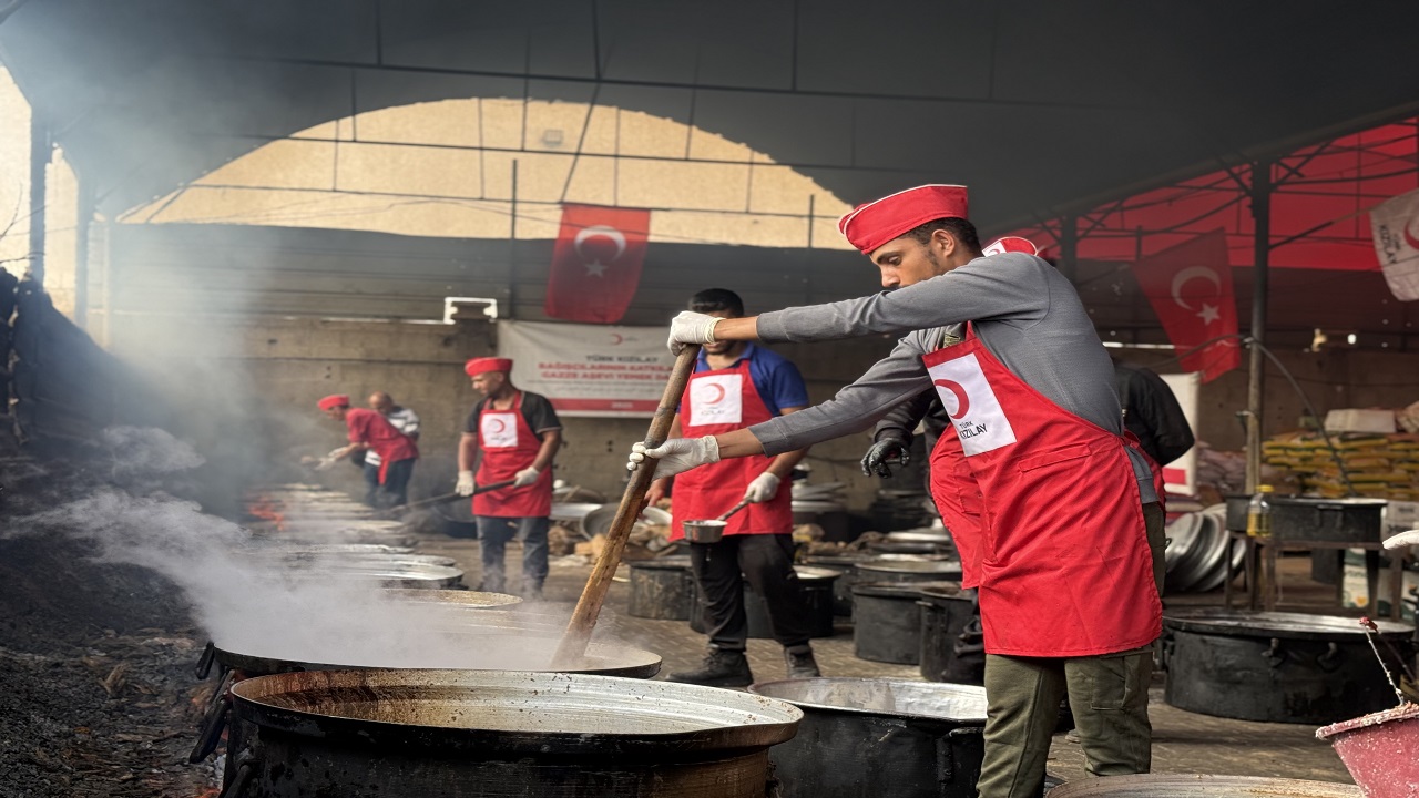 turk-kizilay-gazzede-kislik-destek-ve-sicak-yemek-yardimlarini-surduruyor