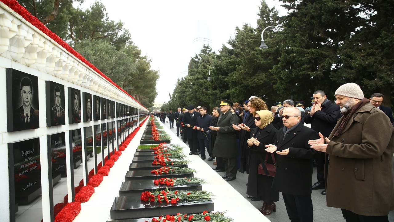 azerbaycandaki-diplomatik-misyon-temsilcileri-20-ocak-sehitlerini-andi