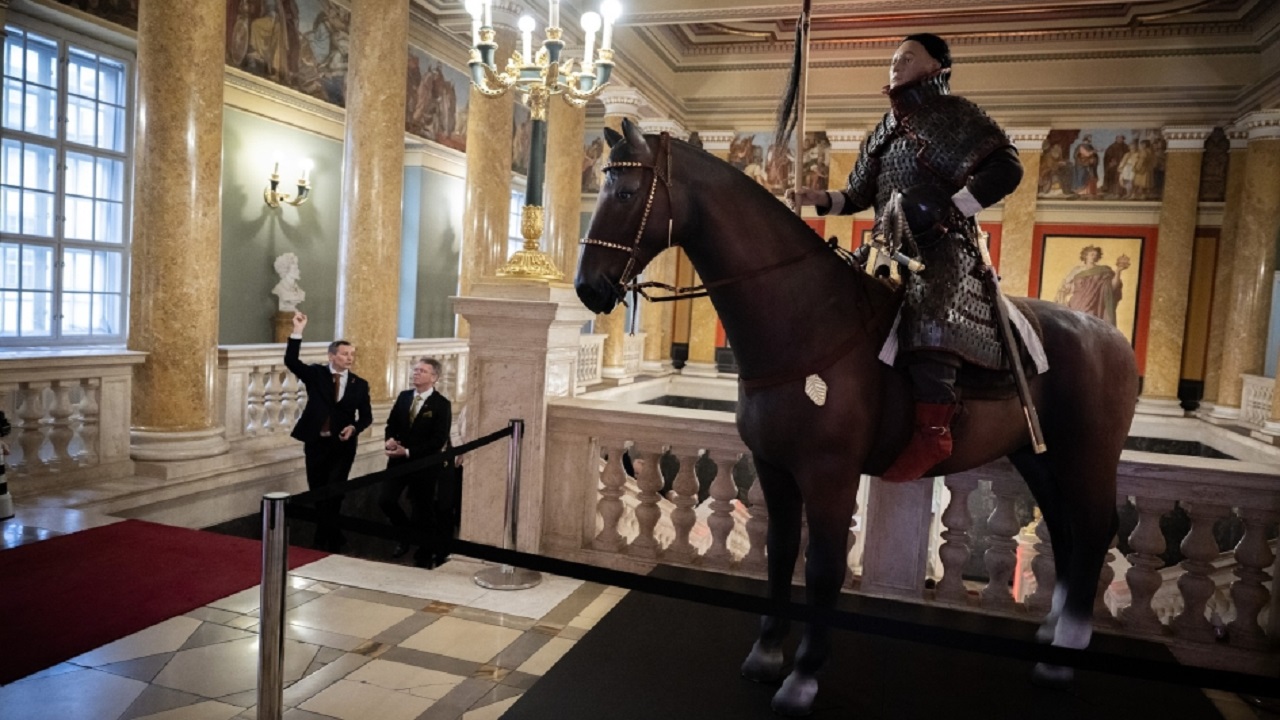 attila-sergisi-macaristan-da-kapilarini-acti