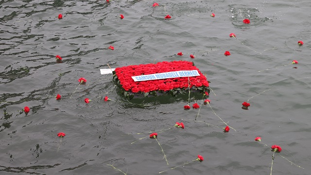 mubadelenin-103-yilinda-samsunda-denize-karanfil-birakildi