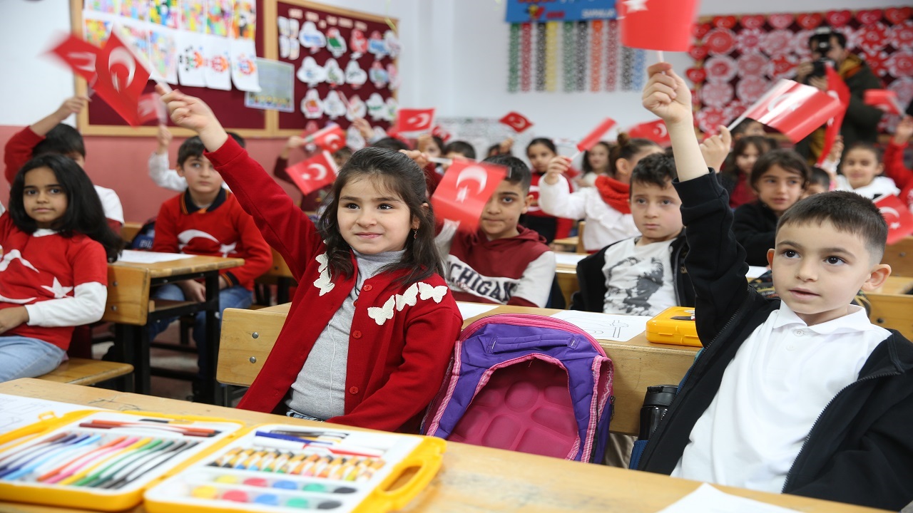 okullarda-yariyil-tatilinin-ardindan-bayrak-sevgisi-temasiyla-ilk-ders-zili-ca