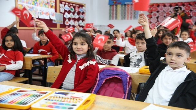 okullarda-yariyil-tatilinin-ardindan-bayrak-sevgisi-temasiyla-ilk-ders-zili-ca