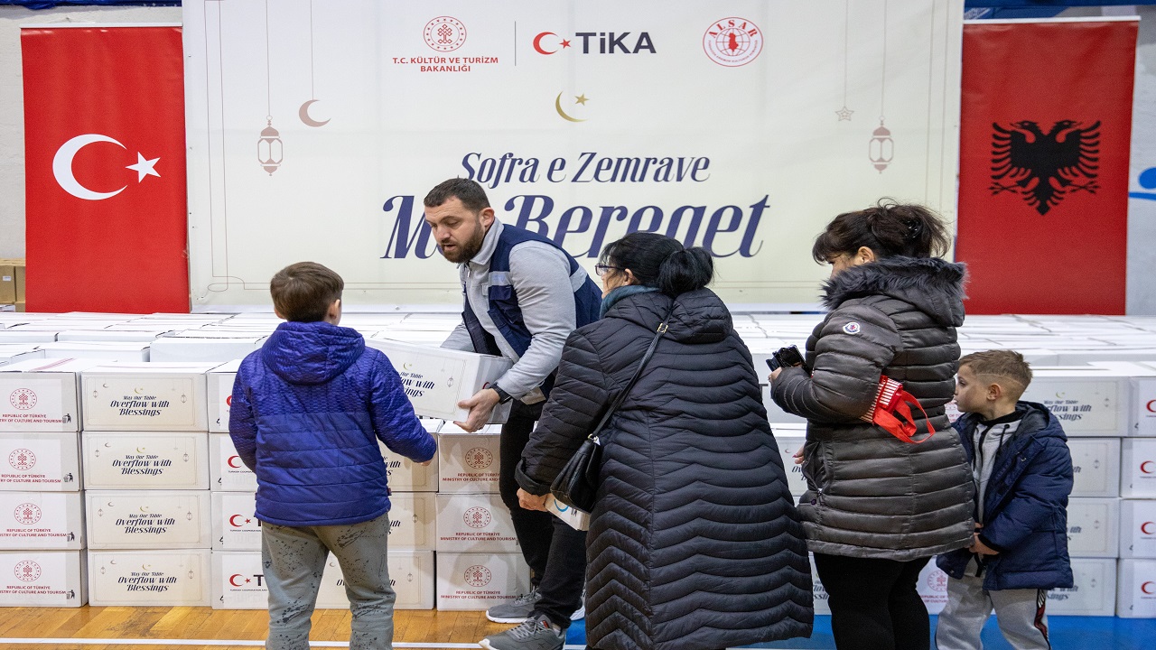 tika-arnavutlukta-ihtiyac-sahibi-ailelere-ramazan-yardimi-dagitti