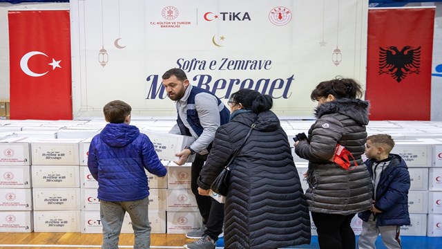 tika-arnavutlukta-ihtiyac-sahibi-ailelere-ramazan-yardimi-dagitti