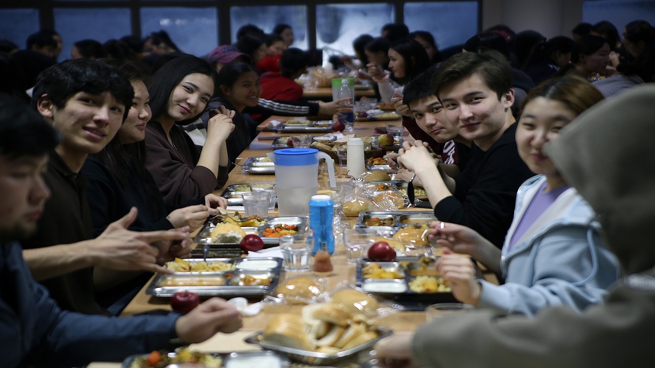 kirgizistana-lisans-egitimi-icin-turkiyeden-gelen-ogrenciler-iftar-heyecanini