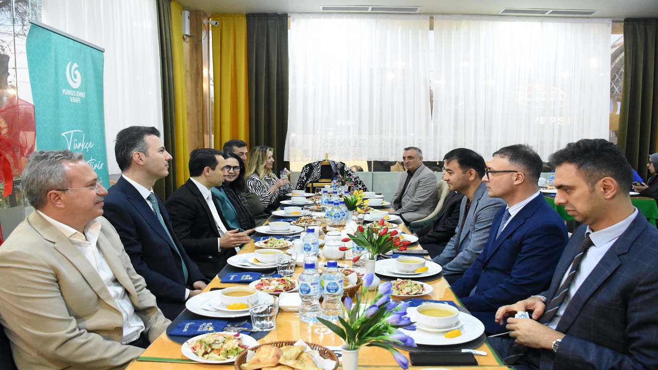 yunus-emre-enstitusu-ozbekistanda-iftar-programi-duzenledi