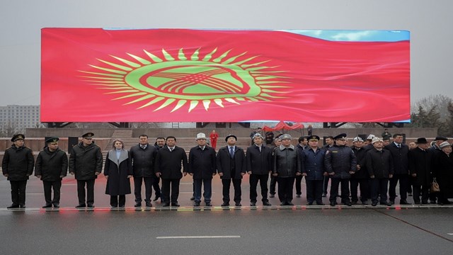 kirgizistanin-ikinci-buyuk-sehri-osta-3-mart-devlet-bayrak-gunu-kutlandi
