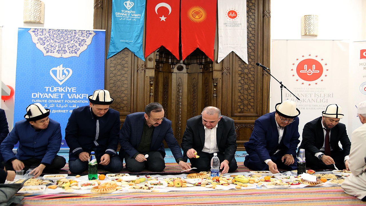 turkiye-diyanet-vakfi-kirgizistanda-genis-katilimli-iftar-programi-duzenledi
