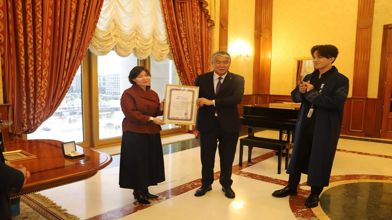 turksoy-kazak-sanatci-dimash-kudaibergeni-turk-dunyasi-kultur-elcisi-nisani-i