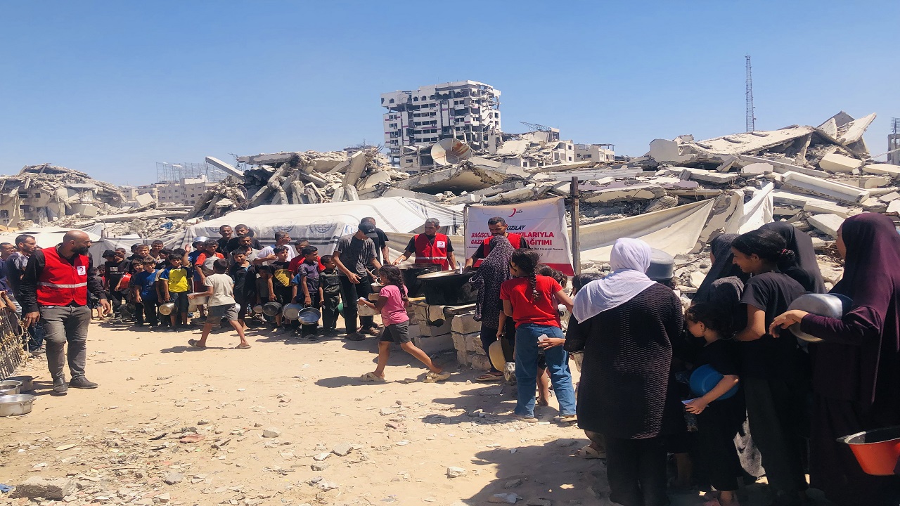 turk-kizilay-gazze-ve-suriyede-sicak-yemek-destegini-ramazanda-da-surduruyor