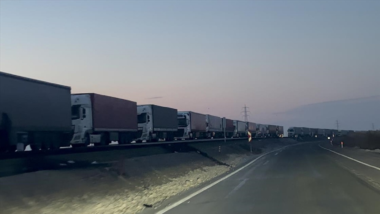 azerbaycan-iran-sinirinda-yuk-araclarinin-hareketine-yonelik-kisitlamayi-kaldir