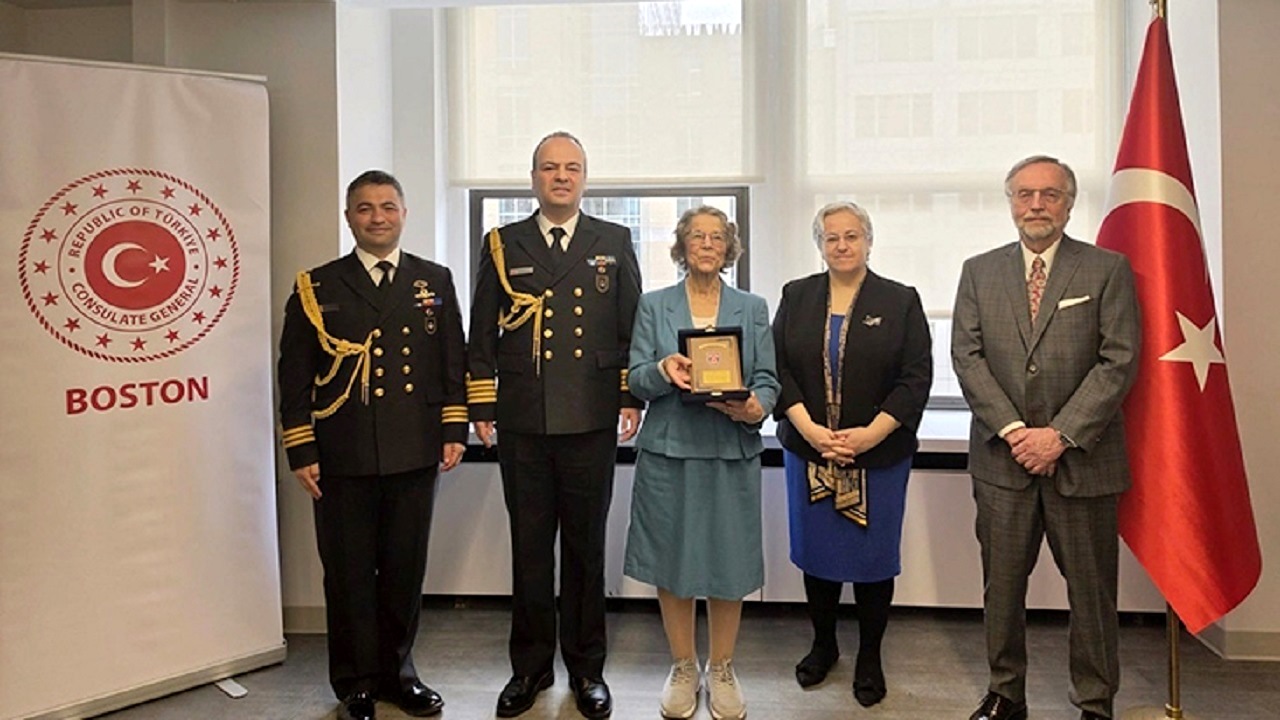 nasada-calisan-turk-asilli-kumrucuya-plaket-takdim-edildi