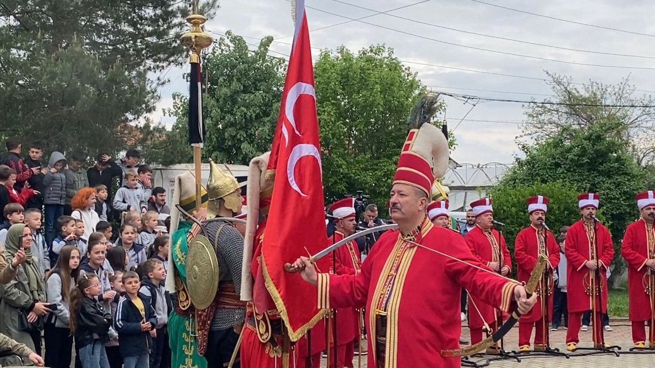 balkanlar-da-cifte-bayram-23-nisan-kosova-turkleri-milli-gunu