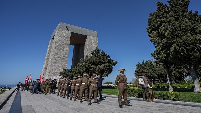 sehitler-abidesinde-canakkale-kara-savaslarinin-111-yili-toreni-duzenlendi