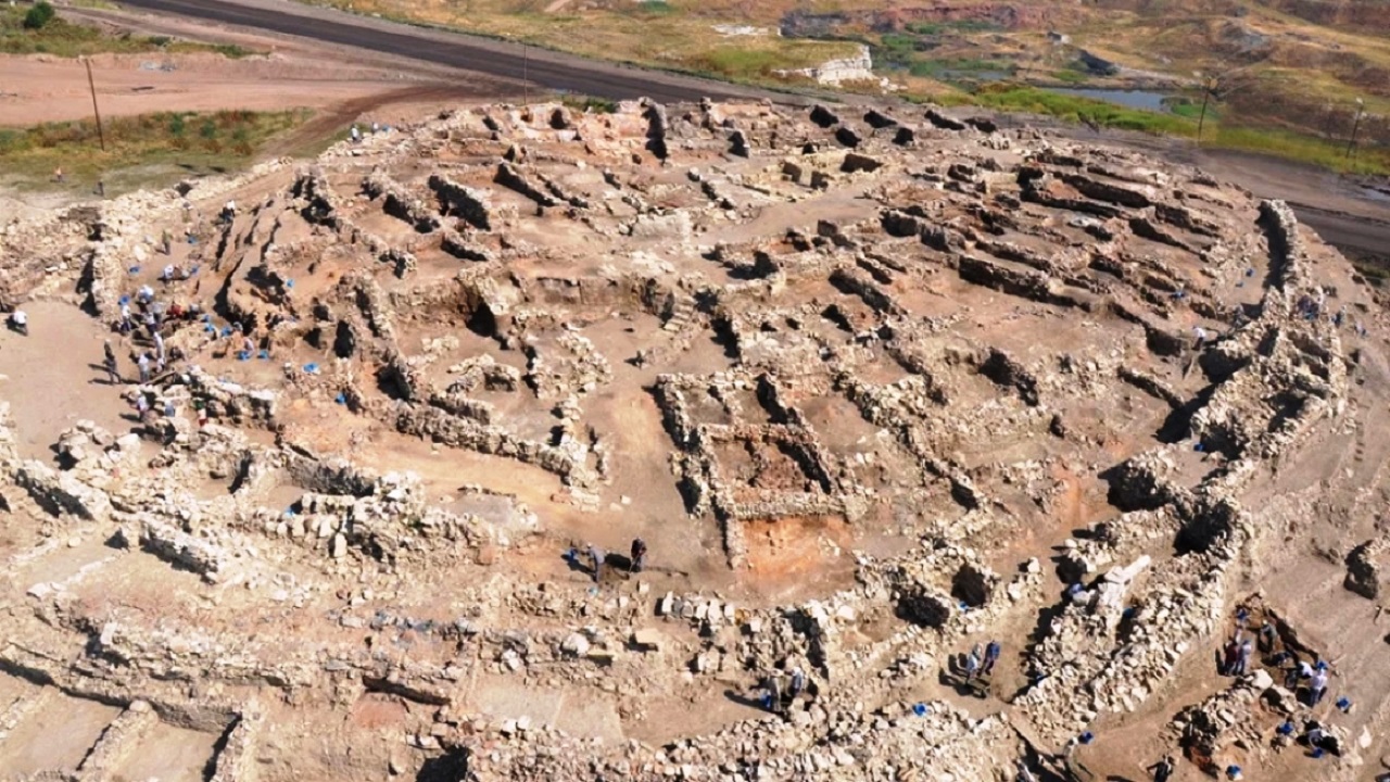 anadolu-da-bulunan-4-bin-yillik-ahsap-kapilar-bin-yillik-sessizligi-bozdu
