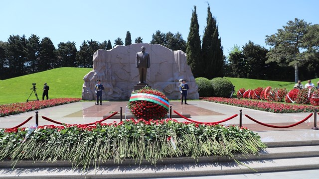 haydar-aliyev-dogumunun-103-yilinda-anildi
