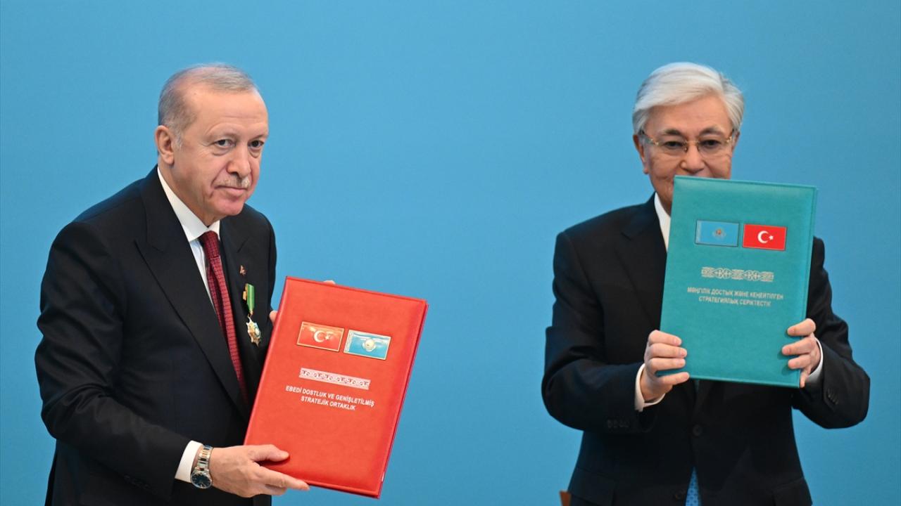 turkiye-ve-kazakistan-arasinda-13-anlasma-imzalandi