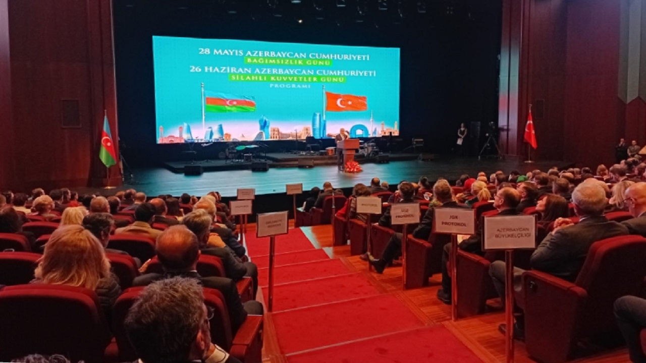 azerbaycan-in-bagimsizlik-gunu-turkiye-baskentinde-cifte-gururla-kutlandi