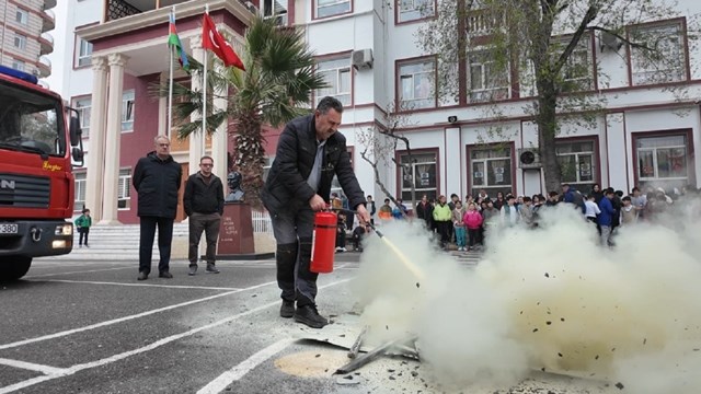 baku-turk-anadolu-lisesinde-nefes-kesen-tatbikat