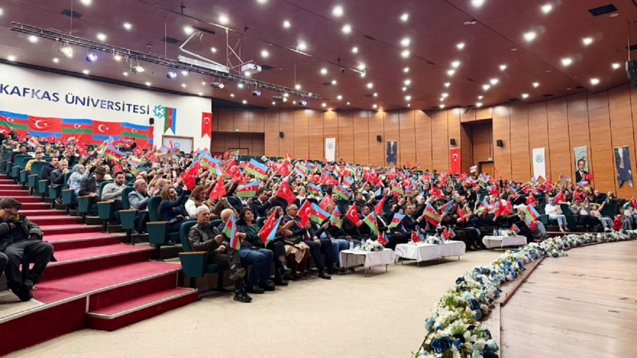 kars-ta-azerbaycan-in-bagimsizlik-gunu-kardeslik-gecesi-ile-kutlandi