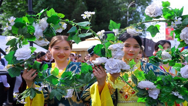 ozbekistan-in-cicek-sehri-namanganda-65-uluslararasi-cicek-festivali-basladi