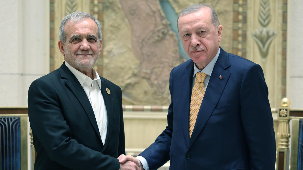 cumhurbaskani-erdogan-iran-cumhurbaskani-pezeskiyan-ile-gorustu