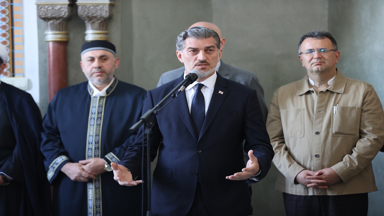 tiflis-cuma-camisinde-bayram-bulusmasi