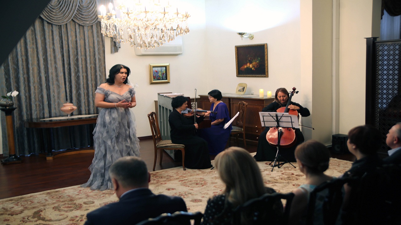biskek-te-diplomasi-ve-sanat-bulusmasi-turk-buyukelciliginde-klasik-muzik-ruzga