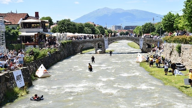 kosovada-adrenalin-tutkunlari-akdere-nehrinde-sambrellerle-rafting-yapti