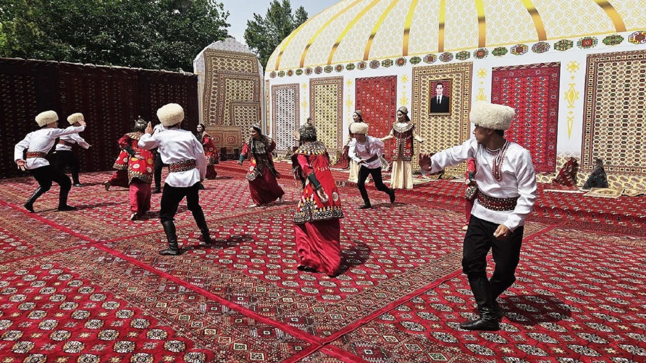 26-turkmen-hali-festivali-askabat-ta-coskuyla-kutlandi