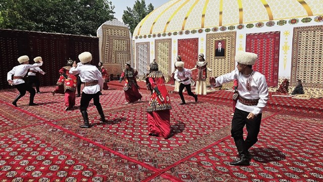 26-turkmen-hali-festivali-askabat-ta-coskuyla-kutlandi