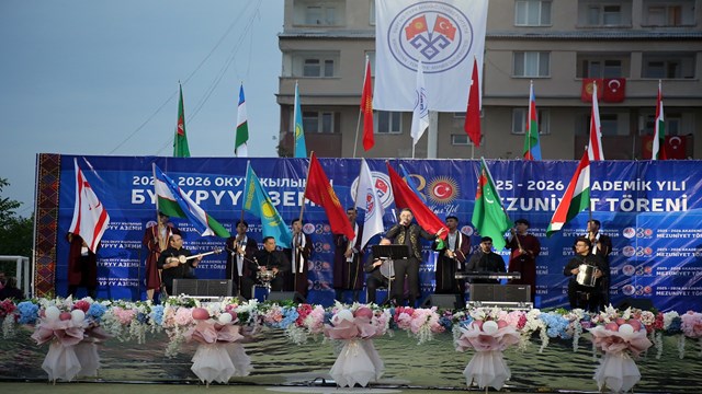 kirgizistan-turkiye-manas-universitesinde-mezuniyet-coskusu