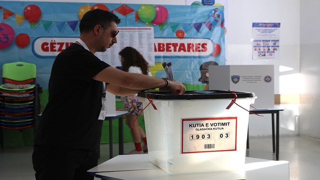 kosovada-secmenler-18-ayda-ucuncu-kez-sandik-basinda