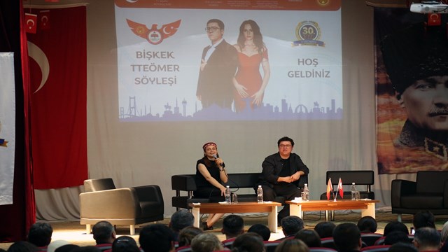 kirgizistanda-turk-oyuncular-deniz-barut-ve-ibrahim-buyukak-ogrencilerle-bulust