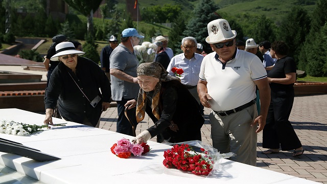 kirgiz-yazar-cengiz-aytmatov-biskekte-olum-yil-donumunde-aniliyor